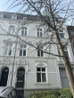 Hausfront - Wohnen im Altbau mit hohen Decken – Bad komplett saniert
