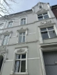 Hausfront - Wohnen im Altbau mit hohen Decken – Bad komplett saniert